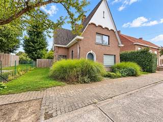 <p>Rustig doch centraal gelegen vrijstaande woning bestaande uit een inkomhal, gezellige woonkamer met eet-en zithoek+ houthaard, volledig uitgeruste open keuken met eiland, garage met wasplaats en afzonderlijk toilet, droge kelder en een grote private tuin met aangelegd terras en gezellige ingerichte buitenbar en petanqueveld.</p>
<p>Op het verdiep zijn 3 volwaardige slaapkamers, ingerichte badkamer (inloopdouche, lavabo en toilet) en een trapluik naar de zolder.</p>
<p>Extra troeven:</p>
<ul>
<li>Energiezuinig (geen renovatieplicht)</li>
<li>Dubbele beglazing aluminium + CV op gas</li>
<li>Regenwaterput van 5.000L</li>
<li>Prachtige tuin met tuinberging en petanqueveld</li>
<li>Op een boogscheut van scholen, winkels en openbaar vervoer</li>
<li>Private oprit</li>
<li>Airco leefruimte</li>
<li>Instapklaar</li>
</ul>
<p>Deze woning is te koop ZONDER makelaar via het concept van Smart Houses! Verdere inlichtingen of bezoek? Onze kijkdagen gaan door op 24 & 25 oktober na afspraak. Contacteer rechtstreeks de eigenaar via +32473325521</p>