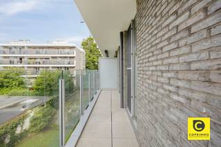 <p><span>Ruim, instapklaar 2 slaapkamer hoek-appartement met 2 badkamers en 2 geweldige terrassen!</span></p><p><span>Dit lichtrijk appartement ligt op de 2</span><span><sup>e</sup></span><span> (106m²) verdieping van een kleinschalig en goed onderhouden gebouw in een rustige zijstraat van de Fruithoflaan. Op deze centrale toplocatie zijn winkels, scholen, parken, sportfaciliteiten, openbaar vervoer en belangrijke invalswegen steeds vlakbij. Dit charmant appartement met gunstig EPC B, is asbestveilig, heeft een conforme elektrische installatie, voorziet in al het hedendaagse comfort en is beschikbaar bij akte. Kortom, kwalitatief en zorgeloos wonen in een rustige en groene omgeving. Mis deze mooie opportuniteit zeker niet!</span></p><p><span> </span></p><p><span>Het appartement kent volgende indeling:</span></p><p><span> </span></p><p><span>Inkomhal, leefruimte & keuken:</span></p><p><span>U betreedt het appartement via de inkomhal met veiligheidsdeur, ingemaakte vestiaire en videofoon. Het ruimtelijk gevoel, de openheid en de prachtige natuurlijke lichtinval vormen de rode draad doorheen dit moderne appartement. Dit alles wordt meteen duidelijk in de omvangrijke leefruimte met open keuken (44 m²) waar ook de karaktervolle parketvloer en de gezellige sfeerverlichting hoofdrollen spelen. De keuken met zitgedeelte werd wonderwel geïntegreerd in de woonkamer en voorziet in kwalitatieve toestellen (inductievuur, dampkap, oven, microgolf, koelkast, vriezer, vaatwasser). Aan werk- en opbergruimte is hoegenaamd geen gebrek en ook de aansluiting voor de wasmachine vindt u hier terug. </span></p><p><span> </span></p><p><span>Slaapkamers, badkamer & douchekamer:</span></p><p><span>De 2 ruime slaapkamers (ca. 14 & 16,5m²) liggen aan de nog rustigere achterzijde en hebben rechtstreekse toegang tot het terras. De master-bedroom geniet van een en suite badkamer met inloop-/regendouche, dubbel wasmeubel en toilet. Bijkomend is er ook voor de andere slaapkamer nog een aparte douchekamer met wasmeubel en toilet. </span></p><p><span> </span></p><p><span>Terrassen, kelder & fietsberging:</span></p><p><span>Met 2 riante terrassen, die overigens recent gerenoveerd werden, is er ook aan buitenruimte geen gebrek waardoor je de hele dag door genieten kan van zowel zon als schaduw, al dan niet vergezeld van een sprankelend aperitief. Het extra brede terras aan de voorzijde ligt aanpalende de keuken en de woonkamer en leent zich dus perfect om gezellig te tafelen. Een privatieve kelder is inbegrepen. In de gemeenschappelijke fietsberging heeft u de mogelijkheid om één fiets te stallen. </span></p><p><span> </span></p><p><span>Extra troeven:</span></p><p><span>- Mobiscore 9,5</span></p><p><span>- Instapklaar</span></p><p><span>- 106m² cfr. EPC</span></p><p><span>- Gunstig EPC</span></p><p><span>- Dubbele, deels HR ramen</span></p><p><span>- Dakisolatie</span></p><p><span>- Elektriciteit conform</span></p><p><span>- Asbestveilig</span></p><p><span>- 2 recent vernieuwde terrassen</span></p><p><span>- Kelder</span></p>