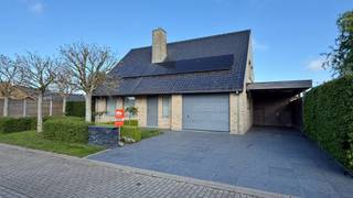 Deze prachtige villa is gelegen in een uiterst rustige, doodlopende straat en biedt alle comfort voor wie op zoek is naar ruimte, licht en...