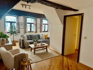 <p>Centraal gelegen 1-slaapkamerappartement TE HUUR in zijstraat van de markt van Oudenaarde.</p><p>Dit appartement werd recent vernieuwd met respect voor de authentieke elementen.<br />Het appartement geniet een gemeenschappelijke inkom , een ruime zit en eetruimte , aparte keuken, een ruime slaapkamer en badkamer met lavabo en douche.<br />Tevens geniet men een gemeenschappelijke koer.<br />(Om u een goed beeld te geven van de ruimte en de indelingsmogelijkheden, zijn enkele foto’s van deze woonst voorzien van virtuele meubels)</p><p>Geen gemeenschappelijke lasten!<br />Het gebouw is voorzien van een alarmsysteem.<br />Op de koer is een gemeenschappelijke fietsenberging voorzien.<br />Onmiddellijk beschikbaar.</p><p>Dit is wat je zoekt ?<br />Vraag uw bezoek aan via onze website www.immodhondt.be </p>