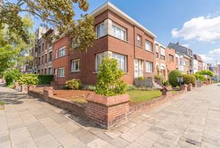 <p>Ruime en lichtrijke hoekwoning met 3 slaapkamers, 2 badkamers, een ondergrondse garage en een ruime voortuin.<br />Dankzij de hoekligging geniet de woning van veel natuurlijk licht. De woning werd doorheen de jaren netjes onderhouden, maar biedt ruimte voor modernisering en aanpassing aan de hedendaagse woonwensen. De solide betonnen constructie vormt hiervoor een goede basis. De woning beschikt over drie volwaardige slaapkamers van ca. 13 m², 17 m² en 13 m² en twee badkamers.</p><p>Een praktische troef is de kelderruimte in het verlengde van de ondergrondse garage, ideaal als extra berg- en opslagruimte.<br />Buiten beschikt de woning over een voortuin van ca. 70 m², die met een haag meer privacy kan krijgen en zo als extra tuin kan worden benut. Achteraan bevindt zich een stadstuin van ca. 15 m².<br />De woning is centraal gelegen in de wijk Valaar, met supermarkten, scholen en openbaar vervoer in de nabije omgeving.</p><p><strong><u>Troeven</u></strong><br />- 3 ruime slaapkamers van ca. 13, 17 en 13 m²<br />- 2 badkamers<br />- Ondergrondse garage<br />- Praktische droge kelder aansluitend op de garage<br />- Hoekwoning met veel natuurlijk licht<br />- Netjes onderhouden, met ruimte voor modernisering<br />- Voortuin van ca. 70 m²<br />- Stadstuin van ca. 15 m²<br />- Solide betonnen constructie<br />- Centrale ligging in Valaar</p><p>Een degelijke en lichtrijke gezinswoning met veel potentieel, 3 slaapkamers, 2 badkamers, garage en praktische kelder, centraal gelegen in Valaar.</p><p>Interesse? Neem contact op voor meer informatie of een bezichtiging: <strong>info@markasa.be</strong> of <strong>03/827.72.92</strong></p>