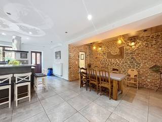 TE KOOP – Gelegen in het hart van Enghien, combineert deze prachtige woning uit 1850 de charme van het oude met modern comfort. Met een bewoonbare oppervlakte van ongeveer 225 m² zal ze liefhebbers van ruimte en authenticiteit zeker aanspreken.<br /><br />Van bij de inkom komt u binnen in een ruime en uitnodigende hal die leidt naar een grote leefruimte bestaande uit een lichtrijke woonkamer van ±35 m², een eetkamer van ±23 m² en een volledig uitgeruste keuken van ±18 m², met directe toegang tot het terras en de tuin. De buitenruimte van ongeveer 52 m² is een echte oase van rust zonder inkijk.<br />De gelijkvloerse verdieping omvat ook een apart toilet en een praktische wasruimte.<br /><br />Op de eerste verdieping geeft de nachthal toegang tot twee mooie slaapkamers, waarvan één van ±20 m² met een aansluitende dressing, en een tweede slaapkamer van ±17 m². Daarnaast is er een ruime badkamer met douche en bad.<br /><br />De tweede verdieping biedt drie extra slaapkamers, waarvan één met eigen douchekamer en toilet.<br /><br />Een kelder van ±17 m² vervolledigt het geheel.<br /><br />Aanvullende kenmerken: houten raamkozijnen met dubbele beglazing, parket op de verdieping, conform elektriciteitsattest en EPC C (nr. 20190114012026).<br />Een zeldzame kans in het stadscentrum, vlakbij alle voorzieningen, openbaar vervoer en winkels.<br /><br />Contacteer ons vandaag nog op 0472 86 31 60 of 02 770 31 33 en per mail via marie.g@weinvest.be