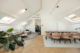 Ruim en volledig gerenoveerd appartement op toplocatie met 2/3 slaapkamers. Mogelijkheid tot huren van parking in de zeer nabije omgeving.<br /><br />Op de hoek van de Driekoningenstraat en de Grote Steenweg bevindt zich dit bijzonder ruime en lichtrijke appartement, dat in 2025 volledig werd gerenoveerd. De combinatie van royale leefruimtes, een hoogwaardige afwerking, twee slaapkamers, een polyvalente bureauruimte en een aangenaam terras maakt dit een ideale woning voor wie ruimte en comfort zoekt in het hart van Berchem.<br /><br />De indrukwekkende woonruimte van ca. 85 m² vormt het hart van het appartement en werd afgewerkt met een stijlvolle vloer in visgraatmotief. De open, volledig ingerichte keuken beschikt over koelkast, oven, kookplaten, dampkap, aanrecht en voldoende kastruimte.<br />Aansluitend bevindt zich een open bureau van ca. 20 m², eveneens afgewerkt in visgraatmotief. Deze ruimte kan perfect dienstdoen als thuiswerkplek, hobbyruimte of eventueel als derde slaapkamer.<br />Het appartement beschikt verder over twee volwaardige slaapkamers van respectievelijk 14 m² en 11 m², een badkamer van ca. 7 m² met inloopdouche en lavabo, een afzonderlijk toilet en een praktische berging van ca. 9 m² met aansluitingen voor wasmachine en droogkast en de condensatieketel.<br />Als extra troef beschikt het appartement over een terras van ca. 12 m².<br /><br /><br />De algemene kosten bedragen slechts € 50 per maand provisie, inclusief water, onderhoud van de gemeenschappelijke delen en verzekering.<br /><br />Troeven: volledig gerenoveerd in 2025, uitzonderlijk ruime leefruimte, visgraatvloer, 2 tot mogelijk 3 slaapkamers, terras, veel lichtinval en een uitstekende ligging in Berchem aan de Grote Steenweg.<br /><br />Mogelijkheid tot huren van parking in de zeer nabije omgeving.<br /><br />