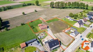 EERSTE BEZOEKDAG ZATERDAG 20 JUNI 2026 VAN 13U TOT 15U (ENKEL OP AFSPRAAK!!)<br /><br />GENT - Instapklare woning op 51are<br /><br />Bent u op zoek naar een woning met veel leefruimte én een groot perceel? Dan is deze instapklare eigendom in Gent absoluut een bezoek waard.<br /><br />De woning verwelkomt u via een inkomhal met apart gastentoilet. Op het gelijkvloers bevinden zich een gezellige woonkamer, een functionele keuken, berging, wasplaats, een slaapkamer en een badkamer, waardoor gelijkvloers wonen perfect mogelijk is.<br />Op de verdieping vindt u nog vier volwaardige slaapkamers, ideaal voor een groot gezin, thuiswerk of hobbyruimte.<br /><br />Buiten geniet u van een indrukwekkend perceel van maar liefst 51 are, dat tal van mogelijkheden biedt voor wie houdt van ruimte, tuinieren of het houden van dieren. Daarnaast beschikt de eigendom over een aparte garage van 30 m².<br /><br />Met een EPC-label C biedt deze woning bovendien een goede energieprestatie.<br /><br />Troeven:<br />- Instapklare woning<br />- Perceel van 5.100 m² (51 are)<br />- 5 slaapkamers<br />- Slaapkamer en badkamer op het gelijkvloers<br />- Aparte garage van 30 m²<br />- EPC C<br />- Ideaal voor dierenliefhebbers en liefhebbers van rust en ruimte<br /><br />Een unieke kans voor wie landelijk wil wonen met alle comfort binnen handbereik. Contacteer ons vandaag nog voor een bezoek 053/60.65.66<br /><br />De vermelde prijs is een richtprijs. Na ontvangst van de biedingen zal de verkoper beslissen of hij/zij de eigendom verkoopt aan het beste bod. De richtprijs is aldus niet bindend voor de verkoper. Voor meer info kunt u ons contacteren of het reglement raadplegen op onze website.