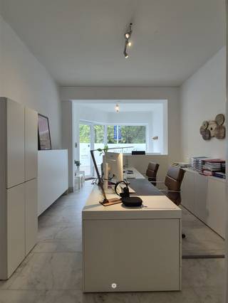 <p><span>SINT NIKLAAS</span><span>: Bureau ou cabinet pratique à louer avec vue sur le parc de la ville. </span></p><p><span> </span></p><p><span>Principaux atouts en bref :</span></p><p><span> </span></p><ul><li><span>200m de la Grand Place, arrêt de bus.</span></li><li><span>2 places de parking devant la porte, incluses dans le loyer</span></li><li><span>emplacement visible</span></li><li><span>belle vue sur le parc de la ville</span></li></ul><p><span> </span></p><p><span>Aménagement</span><span>: pièce centrale composée de deux parties (40 m² ensemble), cuisine spacieuse (four, plaque de cuisson, hotte, réfrigérateur), espace bureau séparé, toilettes avec lavabo. </span></p><p><span>Equipé d'un câblage informatique, chauffage central au gaz (économique), cuisine intégrée. </span></p><p><span>Entrée par une porte d'entrée propre et un couloir séparé. </span></p><p><span> </span></p><p><span>Disponible : 15/12/2025</span></p><p><span>HP</span><span>: 1100 Euro, pas de frais communs</span></p><p><span>EPC label</span><span> C</span></p><p><span> </span></p><p><span>Intéressé(e) ? Contactez-nous vite !</span></p><p><span> </span></p>