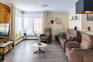 Wij verkopen onze verrassend ruime gezinswoning (HOB) met 3 slaapkamers op perceel van circa 5,5 are te Hechtel centrum!Instapklare woning met een...