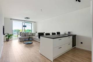Dit prachtige 2 slpk appartement van 78 m2 biedt een heerlijk overdekt terras met een mooi open uitzicht. De keuken is in 2023 vernieuwd en heeft een modern kookeiland met hoogwaardige apparatuur.<br /><br />De locatie van dit appartement is ideaal voor mobiliteit, met goede verbindingen naar verschillende bestemmingen. Het openbaar vervoer en belangrijke verkeersaders zijn gemakkelijk bereikbaar, waardoor je snel en eenvoudig door de stad kunt reizen.<br /><br />Het gebouw is in 2016 gebouwd en is voorzien van moderne voorzieningen. Een ondergrondse private berging is beschikbaar om persoonlijke bezittingen georganiseerd en veilig op te slaan. Daarnaast is er een gemeenschappelijke fietsenstalling.<br /><br />Belangrijk om te vermelden is dat er een verplichte aankoop is van een ondergrondse parkeerplaats à 25.000 euro. Deze parkeerplaats biedt de zekerheid van een veilige en beschutte plek voor je voertuig.<br /><br />Dit appartement is klaar om in te trekken en straalt een moderne en verzorgde uitstraling uit. Het overdekte terras is een ideale plek om te genieten van het prachtige uitzicht, ongeacht het weer.<br /><br />Kortom, dit appartement biedt de perfecte combinatie van comfort, locatie en moderne voorzieningen. Of je nu op zoek bent naar een nieuw huis, een slimme investering of beide, dit appartement kan aan al je wensen voldoen.