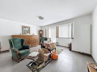 Centrally located apartment for rent in the shopping street (Ooststraat) of Veurne. Near the Grand Place and public transport (train/bus). LAYOUT>...