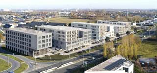 Deze kantoorruimte is gelegen in R.Plaza. R Plaza is een modern kantoren- en handelscomplex in Roeselare, langs de Rijksweg / Koestraat, vlak bij...