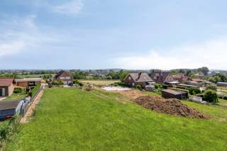 Deze bouwgrond van 10a 41ca is gelegen in een rustige buurt van Denderwindeke, deelgemeente van Ninove. De ligging combineert landelijke charme...