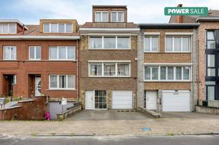 Cette maison familiale bien entretenue et bien entretenue est située dans une rue résidentielle calme de Strombeek-Bever et allie espace, confort et excellente accessibilité. Avec une surface habitable d'environ 180 m², un garage, un parking privé et un agréable jardin d'environ 231 m², cette maison est la maison idéale pour les familles ou les couples à la recherche d'un cadre de vie calme près de Bruxelles.La disposition de la maison est la suivante :Rez-de-chaussée :- Hall d'entrée- Toilettes pour invités- Buanderie/rangement- À l'extérieur, vous pourrez profiter d'un joli jardin où vous pourrez vous détendre en toute tranquillité- Un garage intérieur avec une allée pratique pour le stationnement supplémentairePremier étage :- Espace de vie spacieux et lumineux- Salle à manger- cuisine équipéeDeuxième étage :- 2 chambres complètes (18,90 m² et 9,60 m²)- Salle de bain avec baignoire, lavabo et toilettesTroisième étage :- 2 chambres mansardées (12,50 m² et 9 m²)La valeur EPC est actuellement F mais en ajoutant de l'isolant au toit, cette valeur peut rapidement être ramenée à un C. Plus d'informations peuvent être trouvées dans le rapport sur la rénovation énergétique.Intéressé ? N'hésitez pas à contacter notre agent immobilier Vicky et elle se fera un plaisir de vous aider.Le bien est proposé selon la formule Power-sale. Le 04/07/2026 entre 10:00 et 12:00, vous pouvez visiter le bien sur rendez-vous et faire une offre. Le prix affiché est un prix indicatif. Pour plus d'informations, veuillez contacter le responsable du dossier.Ce bien est soumis à l'obligation de rénovation imposée par le gouvernement flamand pour les bâtiments résidentiels (sauf en cas de démolition dans les 5 ans suivant l'achat). Pour plus d'informations, veuillez consulter le site web de l'Agence flamande de l'Énergie et du Climat via https://www.vlaanderen.be/een-woning-kopen/renovatieverplichting-voor-residentiele-gebouwenRegistre des mesures: en cours de demande