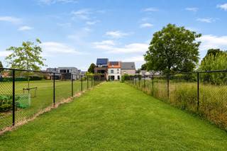 Deze woning werd in 2021 volledig gerenoveerd en biedt hedendaags wooncomfort in combinatie met een gunstig energieverbruik. Met energielabel A, vloerverwarming, 197m2 bewoonbare oppervlakte en zonnepanelen is deze woning klaar voor de toekomst. Zeer goed onderhouden en waar je geniet van veel natuurlijke lichtinval en een aangenaam uitzicht.<br /><br />Indeling: <br />Gelijkvloers<br />Inkomhal met apart toilet.<br />Leefruimte met parket en grote raampartijen die zorgen voor veel lichtinval.<br />Volledig ingerichte keuken.<br />Toegang tot de ruime tuin met zonnig terras.<br /><br />Eerste verdieping<br />Twee ruime slaapkamers.<br />Badkamer van met dubbele lavabo, douche en ligbad.<br /><br />Zolderverdieping<br />Ruime zolderruimte met ingemaakte dressing. Deze ruimte kan ook dienen als slaapkamer, speelkamer, bureau of hobbyruimte.<br /><br />Buitenruimte<br />Zongerichte tuin met ruim terras en open zicht.<br />Twee autostaanplaatsen voor de woning.<br /><br />TROEVEN:<br />EPC A <br />Elektriciteit gekeurd en conform<br />Vloerverwarming<br />Mooi verzicht <br />Asbestveilig<br /><br />Bel 054 23 53 83 of mail naar info@localsvastgoed.be voor meer informatie of een bezoek ter plaatse.