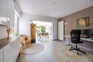 Eengezinswoning met 3 slaapkamers en zicht op groen<br /><br />In Winkelomheide te Geel is deze woning gelegen. Ze werd sinds 2014 stelselmatig vernieuwd en gerenoveerd tot het mooie huidige resultaat. <br />Op een perceel van 800m² en een goed doordachte indeling beneden zal dit voor veel mensen kunnen passen in hun zoektocht.<br /><br />INDELING<br /><br />Gelijkvloers<br />Inkomhal met vestiaire<br />Grote woonkamer<br />Eetkamer (recente aanbouw)<br />Open keuken (2020) voorzien van alle toestellen (inductievuur, warme luchtoven, microgolf, afwasmachine, dampkap, spoeltafel met Quooker)<br />Open berging met veel ingemaakte kasten<br />Badkamer met bad, douche en badmeubel<br />Apart toilet met handenwasser<br /><br />Eerste verdieping<br />3 slaapkamers<br />Nachthal<br />Toilet met handenwasser<br /><br />Kelder/zolder<br />De woning heeft een kelder en een bergzolder<br /><br />Tuin<br />Sfeervolle tuinlounge<br />Makkelijk te onderhouden volledig aangelegde tuin<br />Fietsenstalling<br />Garage met werkhuis<br /><br />Bijzonderheden<br />Zonnepanelen met certificaten<br />Automatische rolluiken<br />Dimbare LEDverlichting<br />Verwarming op gas met vernieuwde radiatoren<br />Elektriciteit conform<br />Gunstig EPC label C<br />Instapklaar<br /><br />Positieve aspecten<br />Prima onderhouden<br />Instapklaar<br />Spoedig beschikbaar<br />Rust en veel privacy<br />In de nabijheid van winkels, scholen, openbaar vervoer<br />E313 (Antwerpen – Luik) op 5 minuten