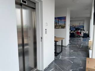 De ruimte is gelegen op de hoogste verdieping van Residentie Castor en is bereikbaar met een lift die rechtsreeks uitkomt in het kantoor. Naast een oppervlakte van 190m² inclusief keuken en badkamer, zijn er ook twee terrassen. <br /><br />Ook aan supermarkten, lunchzaakjes en koffieplekken geen gebrek. Daarnaast centraal gelegen en op een steenworp van de Waaslandtunnel, de Leien en de Kaaien. Parkeren kan bij parking Rijnkaai op 5min. van de kantoorruimte. <br /><br />Tot slot, is het kantoor gelegen in een nieuwbouwproject dus lage energiekosten gegarandeerd.