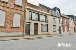 Op zoek naar een renovatieproject om uw eigen stempel op te kunnen drukken? Dan is deze woning in de Poperbosstraat 18 te Torhout een unieke kans! Gelegen in een rustige en groene buurt nabij het centrum van Torhout met alle voorzieningen zoals winkels, restaurants, scholen, trein- en busstation op wandelafstand.<br /><br />De woning omvat op het gelijkvloers: ruime leefruimte, in te richten keuken, badkamer en een apart toilet. Op het verdiep zijn er twee ruime slaapkamers. De buitenomgeving omvat een groene stadstuin, deze is ook bereikbaar langs de achterzijde van het perceel!<br /><br />Warm geworden om hiermee uw woondroom te realiseren? Contacteer ons vandaag nog voor een bezoek ter plaatse of meer informatie!<br /><br />Deze woning wordt aangeboden met een richtprijs. Ieder bod lager of hoger dan deze richtprijs wordt overgemaakt aan de eigenaars die al dan niet het bod kunnen aanvaarden.<br /><br />Neem voorsprong met een vrijblijvende schatting via:<br />www.residentievastgoed.be/gratisonlineschatten