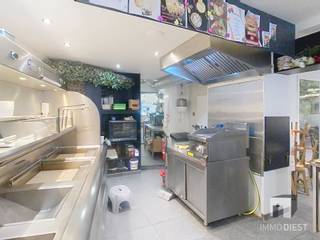 <p><span>OVERNAME FRITUUR/BROODJESZAAK CENTRUM DIEST/PRIJS OP AANVRAAG</span></p><p><span>Op topligging in de winkelwandelstraat van Diest</span><span> </span><span>– helemaal vooraan tegen de Markt en dus maximaal zichtbaar – komt deze frituur/broodjeszaak in verhuur met overname/koop van het handelsfonds (cliënteel + volledige, praktische uitbating-inrichting en meubilair).</span><span> </span></p><p><span>Een uitgelezen kans voor starters én/of ervaren uitbaters die meteen willen draaien op een bestaande klantenbasis in het centrum: particulieren, lokale bedrijven én een sterke dagelijkse flow van schoolgaande jeugd (in Diest zijn er ± 4.000 leerlingen per schooldag).</span></p><p><span>Concepten die hier perfect werken</span><span>: </span><span>afhaal friet</span><span>, </span><span>warme broodjes, koude broodjes</span><span> </span><span>(en uiteraard combinaties/uitbreidingen binnen dezelfde food-takeaway sfeer)</span><span> </span></p><p><span> </span></p><p><span>Troeven op een rij</span><span> </span><span><br /></span><span>Absolute A-locatie in de winkelwandelstraat: sterke passage, spontane instap en directe visibiliteit  </span><span><br /></span><span>Gelijkvloers handelspand met ± 60 m² met ± 20 zitplaatsen (verbruikszaal) </span><span><br /></span><span>Keuken aanwezig + inrichting voor frituur/broodjesbar  </span><span><br /></span><span>Huurprijs: € 1.250/maand + onroerende voorheffing </span></p><p><span>Overnameprijs handelszaak:  op aanvraag </span><span><br /></span><span>Cijfers in te kijken door kandidaat-overnemers (confidentieel en op afspraak)</span><span> </span></p><p><span> </span></p><p><span>Wat zit er in de overname? (materiaal &amp; inrichting</span><span> </span><span>)</span><span> <br /></span><span><br /></span><span>diepvries, aluminium werktafels (incl. gootsteen)</span><span> <br /></span><span>microgolf (Samsung + Sharp)</span><span> <br /></span><span>bain-marie (Hendi), presentatieplateaus, afsluitbare bakken</span><span> <br /></span><span>bestek, drinkglazen, sausdispensers/pompen, rekken, …</span><span> </span></p><p><span>Frituur/bediening</span><span> <br /></span><span>koelcel met ingebouwde rekken</span><span> <br /></span><span>friteuse Perfecta Concorde (met benodigdheden)</span><span> <br /></span><span>vitrinetoogbank Diamond</span><span> <br /></span><span>inox dampkap, maatkasten, koeltoog + inox bakken</span><span> <br /></span><span>Vectron-kassa met geldlade en printer</span><span> <br /></span><span>iPad + Epson printer, plexischerm, luchtkwaliteitsmeter</span><span> <br /></span><span>brandveiligheid: vuurdeken + brandblussers</span><span> <br /></span><span>krijtborden (wand + magnetisch plafondbord), …</span><span> </span></p><p><span>Verbruikszaal</span><span> <br /></span><span>16 zwarte stoelen, 8 vierkante tafels</span><span> <br /></span><span>krukjes, kinderstoel, zitbank, rotan lusters, gordijnen</span><span> <br /></span><span>ingebouwde airco, Philips TV-scherm, …</span><span> </span></p><p><span>Terras / extra</span><span> <br /></span><span>terrastafels en stoelen, parasolvoeten met parasol</span><span> <br /></span><span>lichtbak, ledverlichting, bloembakken, sandwichbord, reclameborden</span><span> <br /></span><span>oprijplaat rolstoelen, …</span><span> </span></p><p><span>Opslag</span><span> <br /></span><span>diepvriescel met ingebouwde rekken + bijkomende rekken</span><span> </span></p><p><span>Kortom: een volledig uitgeruste uitbating, waardoor je niet vanaf nul moet investeren in basisapparatuur en zaal-/terrasinrichting.</span></p><p><span> </span></p><p><span> </span></p><p><span>Bezoeken &amp; inzage cijfers: enkel op afspraak via Immo Diest (confidentieel)</span><span> </span></p><p><span>Info &amp; bezoek (op afspraak):  </span><span><br /></span><span>Immo Diest</span><span> </span><span>– +32 13 31 25 22  </span><span><br /></span><span><span>info@immodiest.be</span></span></p><p><span> </span></p><p><span> </span></p>