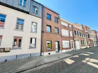 Deze stijlvolle en verzorgde rijwoning biedt verrassend veel ruimte en comfort op een topligging in het centrum van Tienen, op wandelafstand van de Grote Markt, winkels, scholen en het trein- en busstation.<br />De woning beschikt over een ruime leefruimte, een volledig ingerichte keuken met kwaliteitsvolle toestellen, waaronder twee koelkasten met diepvrieslades, een praktische wasplaats, drie volwaardige slaapkamers met deels ingemaakte kasten, twee badkamers met beiden een inloopdouche en maar liefst drie toiletten. Achteraan geniet u van een ruime koer waar het aangenaam vertoeven is.<br />Dankzij het gunstige EPC-label C combineert deze woning ruimte en wooncomfort met een verantwoord energieverbruik. Een ideale gezinswoning voor wie ruim en centraal wil wonen. <br />Voor meer info en/of een bezichtiging, kan u zich enkel en alleen registreren via de gele knop "bezoek aanvragen" onder de advertentie of via deze link: https://LTC.mijnhuurprofiel.be/property/d57bafeb-29a3-4ef5-8c53-c273c6c2f313. LET OP: telefonische oproepen en mails beantwoorden wij NIET!