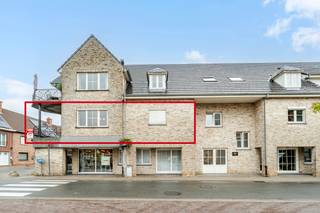 <p>Ruim en goed onderhouden appartement in het centrum van Oeselgem met grote garage en praktische berging.</p>
<p> </p>
<p>Dit appartement uit 2004 combineert een aangename woonoppervlakte met een centrale en residentiële ligging in Oeselgem. het appartement is zeer goed onderhouden en biedt een praktische indeling met drie volwaardige slaapkamers, ideaal voor gezinnen of wie extra ruimte zoekt. De lichtrijke leefruimte sluit mooi aan op de keuken en het terras, wat zorgt voor een comfortabel woongevoel. Extra troeven zijn de grote garage en de aparte berging, die zorgen voor heel wat extra opslagruimte. Dankzij de centrale ligging bevinden winkels, voorzieningen en verbindingswegen zich vlakbij.</p>
<p> </p>
<p>Belangrijkste ruimtes:<br />• Ruime woonkamer met veel lichtinval<br />• Geïnstalleerde keuken met praktische indeling<br />• Drie volwaardige slaapkamers<br />• Badkamer met comfortabele inrichting<br />• Apart toilet<br />• Inkomhal en hal met vlotte circulatie<br />• Berging met extra opbergruimte<br />• Terras om buiten te genieten<br />• Grote garage<br />• Kelderberging</p>
<p> </p>
<p>Troeven:<br />• Zeer ruim appartement met praktische indeling<br />• Grote garage en extra berging inbegrepen<br />• Goed onderhouden gebouw en appartement</p>
<p> </p>
<p>Neem vandaag nog contact op voor een bezoek.</p>
<p> </p>
<p>JOUW DROOMAPPARTEMENT. ZO GEVONDEN!</p>