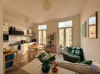 <p><span>Informatie gemeubeld appartement</span></p><p><span>Ben jij op zoek naar een knus en stijlvol gemeubeld appartement in het bruisende centrum van Antwerpen, vlak aan het Sint-Andriesplein? Dan is dit precies wat je zoekt! De gezellige leefruimte geniet van veel natuurlijke lichtinval en is afgewerkt met een mooie parketvloer. De open, volledig ingerichte keuken is uitgerust met een afwasmachine, inductie kookplaat, koelkast met vriesvak- ideaal voor wie comfort en functionaliteit belangrijk vindt. De praktische badkamer met ligbad, lavabo en een toilet. De slaapkamer is rustig gelegen aan achterzijde van het gebouw, wat zorgt voor extra privacy en stilte. Kortom dan is dit charmante 1-slaapkamerappartement op de tweede verdieping combineert comfort, stijl en een topligging in het centrum van de stad! </span></p><p><span> </span></p><p><span>Indeling</span></p><p><span>2de verdieping - busnummer 3</span></p><ul><li><span>Leefruimte op parket voorzien van een zetel, poef, tafel, 2 krukken, 2 stoelen, boekenkast, schoenenkast en grote ladekast. </span></li><li><span>Open keuken uitgerust met hoogwaardige toestellen: afwasmachine, inductie kookplaat, dampkap en koelkast.</span></li><li><span>Badkamer met ligbad, lavabo en toilet.</span></li><li><span>Slaapkamer ca. 10m² voorzien van tweepersoonsbed en nachtkastje. </span></li></ul><p><span> </span></p><p><span>Huur informatie </span></p><ul><li><span>Huurprijs: 850 EUR/maand + 50 euro vaste kosten</span></li><li><span>Beschikbaar vanaf 01/06/2026.</span></li></ul><ul><li><span>Huurwaarborg: 3 maanden.</span></li></ul><ul><li><span>Individuele meters gas, elektriciteit en water.</span></li></ul><ul><li><span>Geen algemene kosten : enkel het verplicht 2 jaarlijks onderhoud van de brander door huurder te betalen.</span></li></ul><p><span> </span></p><ul><li><span>Intredende plaatsbeschrijving en inventarislijst te betalen door huurder, de kost hiervan bedraagt 275 EUR + 21% BTW.</span></li></ul><p><span> </span></p><p><span>Gebouw</span></p><ul><li><span>Gebouw met 4 verdiepingen: gelijkvloers bureel en 3 verdiepingen met telkens 1 appartement.</span></li><li><span>Geen lift.</span></li><li><span>Parlofoon aanwezig.</span></li></ul><p><span> </span></p><p><span>Ligging</span></p><ul><li><span>Heerlijk wonen in Sint Andries: gelegen tussen het bruisende Zuid en de mooie oude binnenstad. Vlakbij de gedempte zuiderdokken. </span></li><li><span>Openbaar vervoer, winkeltjes, restaurants en bistro's op wandelafstand.</span></li></ul><ul><li><span>MOBISCORE: 10/10!!</span></li></ul><p><span> </span></p><p><span>De informatie in deze prospect is ter informatieve titel: de kandidaat-huurders moeten hun eigen zaak maken van het verkrijgen, controleren en interpreteren van deze informatie.</span></p><p><span> </span></p><p><span> </span></p><p><span> </span></p><p><span> </span></p>