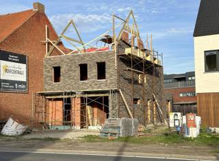 Deze energiezuinige en modern vormgegeven nieuwbouwwoning bevindt zich op een uitstekende locatie langs de Sint-Lenaartsebaan, een rustige en...