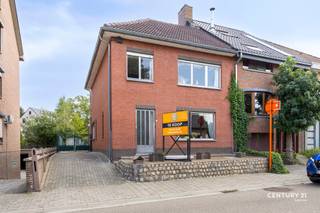 <p><span>Op een uitstekende locatie in Leuven, vlak bij winkels, scholen, openbaar vervoer en andere voorzieningen, bevindt zich deze goed onderhouden halfopen bebouwing op een perceel van 3a 78ca.</span></p>
<p><span>De woning werd gebouwd in 1971 en is doorheen de jaren met veel zorg onderhouden. Met een bewoonbare oppervlakte van circa 159 m² biedt ze heel wat ruimte en mogelijkheden voor wie op zoek is naar een solide woning die volledig naar eigen smaak kan worden ingericht en gemoderniseerd.</span></p>
<p><span>Dankzij de betonnen welfsels beschikt de woning over een degelijke en duurzame constructie. Het huidige EPC-label F maakt energetische renovatie noodzakelijk, maar biedt tegelijk een mooie opportuniteit om de woning grondig te vernieuwen en af te stemmen op de hedendaagse woonnormen en persoonlijke wensen.</span></p>
<p><span>De combinatie van een sterke basisconstructie, een praktische bewoonbare oppervlakte, een aangenaam perceel en vooral de uitstekende ligging maakt van deze woning een interessante opportuniteit voor zowel gezinnen als renovatieliefhebbers.</span></p>
<p><span>Een woning met potentieel op een bijzonder gunstige locatie in Leuven!</span></p>