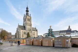 Exclusief twee-slaapkamer appartement aan de Grote Markt in Tienen met zicht op de Onze-Lieve-Vrouw-ten-Poelkerk, het stadhuis en het...