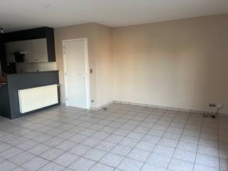 <p>Gezellig appartement op fietsafstand van de Markt in Waregem .</p>
<p> </p>
<p>Het appartement is gelegen op de eerste verdieping , er is geen lift aanwezig .</p>
<p>Het appartement heeft een woonkamer, keuken hoek ik de living, badkamer met douche, toilet, één slaapkamer en een parkeerplaats buiten.</p>
<p> </p>
<p>troeven</p>
<ul><li>instapklaar</li><li>op fietsafstand van de Markt</li><li>dichtbij E17</li></ul>