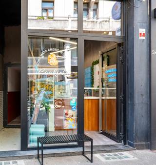 Dit handelsgelijkvloers is gelegen in het midden van de Kammenstraat, vlakbij "Shoe Class", "Arte", "Essentiel Outlet", "Ruba", "Weekday", "Vans', ... De Kammenstraat staat gekend als één van de meest trendy en drukbezochte winkelstraten van Antwerpen. Kortom, een echte hotspot voor shoppers en passanten.