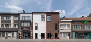 Aan de Kuringersteenweg met huisnummer 43 vinden we deze pas gebouwde moderne stadswoning met een totale bewoonbare oppervlakte van 208,64m2 op een perceel van 88m2.<br />De ligging tussen de kleine en grote ring maakt het een ideale stadswoning, scholen en winkels zijn in de directe omgeving te vinden alsook het station.  Via de Kuringersteenweg is de grote ring ook in de nabijheid van waaruit het naar alle omliggende gemeenten en steden kan. Voor autopendelaars zijn opritten 28 en 29 van de E313 ook op enkele kilometers te bereiken….<br /><br />Onmiddellijk bij het betreden van de woning wordt duidelijk dat het om een zeer ruime woning gaat: het gelijkvloers heeft een totale oppervlakte van 64,37m2 en is voorzien van een inkomhal, gastentoilet, berging, fietsenstalling, leefruimte van 35,80m2, een terras en een stadstuintje.<br />De drie (!) hoger gelegen niveau’s tellen elk 48,09m2. Op de 1<sup>ste</sup> verdieping treffen we de eerste slaapkamer, een toilet en de ruime badkamer aan (voorzien van een dubbele lavabo, bad én inloopdouche). Op de 2<sup>de</sup> verdieping zijn er 2 slaapkamers en de 3<sup>de</sup> verdieping huisvest de zolder, verdeeld in een ingericht stuk dat dienst kan doen als 4<sup>de</sup> slaapkamer, hobbbyruimte, homeoffice (…) en een opbergzolder.<br /><br />De woning heeft veel lichtinval, door de oppervlakte van meer dan 208m2 hebben alle kamers extra ruimte. Waar vind je nog een nieuwbouwwoning met o.a. slaapkamers van +16m2, plafondhoogtes van max 2m85, een leefruimte met grote keuken van 35,80m2, een aparte fietsenberging met eigen ingang, 10 zonnepanelen en een fantastische EPC-score van 27?<br /><br />De woning is helemaal af, kan bij de notariële akte direct betrokken worden én kan zelfs aan 6% BTW gekocht worden!<br /> 