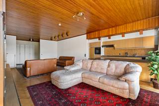 Stap binnen in dit appartement en laat je meteen meevoeren naar de iconische jaren ’70 vibe, met warme houtaccenten, prachtig visgraatparket in...