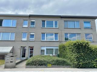 <p><span>Rustig gelegen appartement op de tweede verdieping voorzien van twee slaapkamers en terrasje, living op laminaatvloer met aangenaam uitzicht, open keuken, badkamer met ligbad en dubbele wastafel, geïsoleerd dak, geen vaste kosten, e-peil = C, vrij vanaf 01/10/2026</span></p>