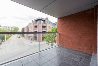 Instapklaar appartement gelegen in het centrum van Diepenbeek, Dr.J.Grouwelsstraat 1 bus 11.<br />Uitermate praktische locatie met alle dagelijkse voorzieningen op wandelafstand. De autosnelweg is vlot bereikbaar op 4km.<br /><br />Dit appartement gelegen op de eerste verdieping van Residentie Saint-Paul biedt een woonoppervlakte van 107mm². In de kelderverdieping beschik je over een autostaanplaats en een kelderberging. Het overdekte terras aan de voorzijde biedt een mooi en rustig groen uitzicht.<br />Het appartement is ruim ingedeeld en geniet een zeer kwalitatieve afwerking. Elke ruimte is voorzien van vloerverwarming.<br /><br />De inkomhal beschikt over een stijlvolle aangebouwde vestiaire en een gastentoilet. Via de ruime living is er toegang tot een overdekt terras. Hier geniet je van een mooi groen uitzicht. De naastgelegen ruime keuken is voorzien van alle hedendaagse kooktoestellen zoals inductiekookvuur, dampkap, koelkast, afwasmachine, multifunctionele oven en dubbel wasbekken. Aansluitend tref je een handige berging/wasplaats.<br />Het nachtgedeelte bevindt zich aan de achterzijde. De 2 slaapkamers zijn afgewerkt met een keramisch parket. De badkamer is ingericht met een ligbad een douche en een ruime lavabo.<br /><br />Enkele van de vele pluspunten van dit appartement zijn:<br />- Gelegen in het centrum van Diepenbeek met alle faciliteiten op wandelafstand.<br />- Residentie in stijlvolle architectuur.<br />- Ruime indeling met woonoppervlakte van 107m².<br />- Overdekt terras aan de voorzijde biedt een mooi groen uitzicht.<br />- Kwalitatieve afwerking.<br />- Badkamer met ligbad en douche.<br />- Vloerverwarming aanwezig in elke ruimte.<br />- Volledig instapklaar voorzien van raamdecoratie en verlichtigsarmaturen.<br />- Lift aanwezig.<br /><br />Wens je dit appartement te bezichtigen, neem dan contact op met Valère Vangeel op 0472 32 34 24 of mail valere@vestio.com.<br /><br /><br /> 