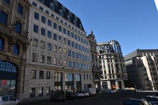 Gelegen vlak naast de St-Michiels en St-Goedelekathedraal in Brussel bevindt zich dit karaktervolle kantoorgebouw. Het gebouw bestaat uit...