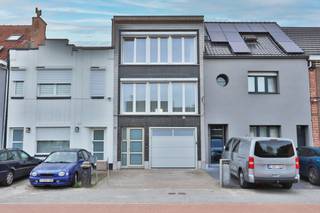 <p><span>Op zoek naar een ruime en lichtrijke woning op een gunstige locatie vlak bij het prachtige park Hof ter Saksen? Dan is deze verzorgde bel-etagewoning beslist een bezoek waard. Met twee volwaardige slaapkamers, een inpandige garage en een aangename tuin combineert deze woning ruimte en wooncomfort met een fijne, groene woonomgeving.<br /><br /></span><span>Via de ruime inkomhal betreedt u de woning. Op het gelijkvloers bevinden zich een praktische bergplaats (met toegang tot de kelder), een afzonderlijke wasberging en een ruime inpandige garage met automatische sectionaalpoort.<br /><br /></span><span>De eerste verdieping vormt het hart van de woning. Hier bevindt zich de sfeervolle en lichtrijke woonkamer met gezellige gashaard. Aansluitend vindt u de open leefkeuken, functioneel ingericht met heel wat opbergruimte en uitgerust met een keramische kookplaat, dampkap, combi-oven, koelkast en spoelbak. Vanuit de keuken geniet u bovendien van een aangenaam zicht op de tuin en heeft u via de buitentrap rechtstreeks toegang tot het terras.<br /><br /></span><span>Op de tweede verdieping bevinden zich twee ruime slaapkamers en een volledig vernieuwde badkamer. Deze is ingericht met een douche, hangtoilet en badkamermeubel met lavabo.<br /><br /></span><span>Achteraan de woning ligt een gezellige en onderhoudsvriendelijke tuin met terras, waar u in alle rust van het buitenleven kunt genieten. De tuin is zowel bereikbaar via de wasberging op het gelijkvloers als via de buitentrap vanuit de keuken.<br /><br /></span><span>Graag laten we u deze woning persoonlijk ontdekken. Plan vandaag nog uw bezoek via </span><span>verkoop@homevast.be</span><span> of bel ons op 03 344 77 44.</span></p>