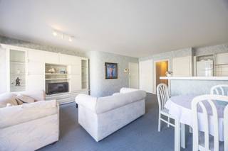 - Brede woonkamer met veel lichtinval- Zonnig terras- Topligging Dit lichtrijke appartement is gelegen op de 1ste verdieping in de verzorgde...