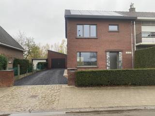 Deze prachtig vernieuwde woning biedt het ideale wooncomfort voor wie op zoek is naar ruimte, licht en een hoogwaardige afwerking. Bij binnenkomst in...