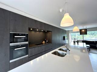 Recent gebouwd in <strong>2017</strong> is dit <strong>energiezuinige luxe appartement</strong> een bezoekje waard.<br /><br />Op het gelijkvloers wordt u verwelkomd in een<strong> ruime inkomhal met gastentoilet</strong>. Verder vindt u hier een <strong>praktische wasplaats</strong> en een extra ruimte die perfect kan dienen als <strong>bureau, hobbykamer of logeerkamer</strong>.<br />De<strong> lichtrijke leefruimte</strong> vormt het hart van de woning en omvat een <strong>gezellige zithoek</strong>, een <strong>ruime eetplaats en een moderne, volledig uitgeruste keuken</strong>.<br />Dankzij de <strong>grote raampartijen</strong> geniet u van een overvloed aan natuurlijk licht en een <strong>prachtig uitzicht</strong>.<br />Aansluitend bevindt zich het <strong>zonnige terras, voorzien van zonnescreens</strong> aan de ramen en een <strong>handige buitenberging.</strong><br /><br />Op de <strong>eerste verdieping</strong> bevinden zich <strong>twee comfortabele slaapkamers, beide uitgerust met airconditioning.</strong> Eén van de slaapkamers beschikt bovendien over een <strong>indrukwekkend panoramisch raam</strong> dat een <strong>uniek uitzicht biedt op de omgeving</strong>.<br />De <strong>stijlvolle badkamer</strong> is ingericht met een <strong>inloopdouche, een lavabomeubel en een toilet.</strong><br /><br />Een extra troef is de <strong>ruime kelderberging van circa 10 m²</strong>, die eenvoudig bereikbaar is via de lift.<br />Achteraan het gebouw bevindt zich de <strong>afgesloten garage</strong>, gelegen op een privatief domein en voorzien van water- en elektriciteitsaansluiting.<br />Daarnaast beschikt u over een <strong>gezellige private stadstuin, ideaal om in alle rust te ontspannen.</strong><br />Via het achterliggende domein heeft u rechtstreeks toegang tot de <strong>beukendreef, </strong>waar u kunt genieten van <strong>prachtige vergezichten</strong> en een <strong>groene omgeving</strong>.