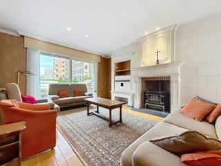 <p>Exclusief appartementsgebouw in het centrum bestaande uit een centrale inkomhal die toegang biedt tot:</p>
<ul>
<li>
<p>Gelijkvloers appartement met inkomhal en afzonderlijk toilet, ruime leefruimte met zit- en eethoek, uitgeruste keuken met eetplaats en aanpalende was-/bergplaats, volwaardige slaapkamer en ingerichte badkamer (ligbad met douchemogelijkheid en lavabomeubel).</p>
</li>
<li>
<p>Duplex appartement op de eerste verdieping, bestaande uit inkomhal met gastentoilet, riante leefruimte met eet- en zithoek, groot terras van ca. 35 m², volledig uitgeruste leefkeuken, bergruimte en bureel. Via trap of lift bereik je de tweede verdieping met master bedroom met ensuite badkamer (ligbad, douche en lavabomeubel), tweede en derde slaapkamer, aparte douchekamer met lavabo en trapluik naar de zolderruimte.</p>
</li>
</ul>
<p><b>Extra troeven:</b></p>
<ul>
<li>
<p>Energiezuinig (Label B)</p>
</li>
<li>
<p>Elektrische kantelpoort met doorrit naar de gemeenschappelijke tuin</p>
</li>
<li>
<p>2 garages met berging</p>
</li>
<li>
<p>Bruikbare vloeroppervlakte van 256 m² + 82 m²</p>
</li>
<li>
<p>Volledig onderkelderd</p>
</li>
<li>
<p>Lift aanwezig</p>
</li>
<li>
<p>Op wandelafstand van scholen, winkels, openbaar vervoer en centrum</p>
</li>
<li>
<p>Kwalitatief afgewerkt en instapklaar</p>
</li>
</ul>
<p>Deze woning is te koop ZONDER makelaar via het concept van Smart Houses! Inlichtingen of bezoek? Contacteer rechtstreeks de eigenaar via 0471/40.92.78</p>