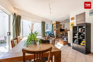 Deze unieke woning met een ruime werkplaats bevindt zich op een strategische locatie. Ze ligt vlak bij verschillende invalswegen richting Gent...