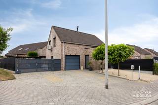 <strong>Immo Van Middelem verkoopt deze instapklare en energiezuinige gezinswoning op een perceel van +/- 5a12ca. </strong><br /><strong>De woning beschikt over drie kamers, een inpandige garage, een mooi aangelegde tuin met een zwembad en een ruime oprit met plaats voor drie wagens. </strong><br /><br />Deze verzorgde woning, gebouwd in 1997, is gelegen in een rustige, residentiële en kindvriendelijke wijk op wandelafstand van het centrum van Ternat en openbaar vervoer. <br /><br />De indeling is als volgt:<br />- GELIJKVLOERS: inkomhal, ruime living met salon en eetplaats, halfopen keuken, was/bergplaats, garage en ruime veranda;<br />- 1ste VERDIEPING: nachthal, 3 slaapkamers en badkamer met douche en bad;<br />- TUIN met zwembad;<br />- GARAGE (1 wagen) met OPRIT (parkeermogelijkheid 3 auto's).<br /><br />Betonnen gewelven. <br />Centrale verwarming op gas. Airconditioning (2022) met lucht-lucht warmtepomp.<br />EPC: 230 kwh/(m² jaar)- label C. (uc: 3935549)<br />Elektriciteit conform tot 2051(!).<br />Asbestvrij.<br />Vrij bij akte.