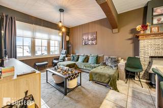 Deze charmante woning met oprit is gelegen op een bijzonder gunstige locatie aan de rand van Sint-Niklaas en vormt een ideale opportuniteit voor zowel eigen bewoning als investering. Via de inkomhal betreedt u de woning, die op het gelijkvloers beschikt over een gezellige living, een functionele keuken, een badkameren een praktische berging/wasplaats. Aansluitend bevindt zich de ruime tuin. Op de eerste verdieping zijn twee slaapkamers terug te vinden. De woning is uitgerust met dubbele beglazing en wordt verwarmd via een gaskachel. Dankzij de uitstekende ligging geniet u van een vlotte verbinding naar de E17 en bevindt de Colruyt zich op wandelafstand, wat het dagelijkse comfort alleen maar verhoogt. Een woning met veel potentieel op een strategische locatie.