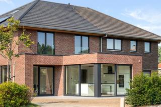 Kwalitatieve moderne afgewerkte ruime nieuwbouwwoning met 3 SLK! Topgelegen: in een rustige, doodlopende straat doch dichtbij winkels, scholen, openbaar vervoer, etc. Indeling: inkomhal met apart toilet, grote lichtrijke leefruimte met open geïnstalleerde keuken met EILAND en extra ontbijthoek, handige grote berging en wasplaats, grote garage met sectionale poort. Volledig aangelegd TERRAS en OPRIT! Op het eerste verdiep bevinden zich de nachthal, 3 volwaardige slaapkamers, apart toilet en de badkamer (dubbele lavabo, ligbad &amp; inloopdouche). Via zolderluik ruime zolder aanwezig. TROEVEN: ENERGIEZUINIG, warmtepomp met vloerverwarming, 8 zonnepanelen aanwezig, 2 regenwaterputten van 10.000 l en aangesloten, hoogrendementsglas met aluminium raamkozijnen, kwalitatieve materialen. + 21% BTW. Meer info of een bezoek: charlotte@immobeguin.be of 0470 38 47 88.