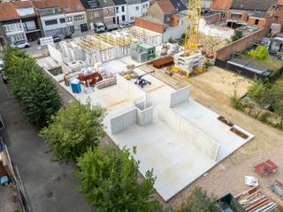 Dit nieuwbouwappartement situeert zich op het gelijkvloers van nieuwbouwresidentie De Zeven Rozen in blok C. Het omvat een inkomhal, een...