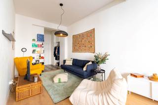 In de gezellige Stefaniestraat te Antwerpen vind je dit charmante, volledig gemeubelde appartement dat perfect is voor wie op zoek is naar comfort en stijl op een toplocatie. Het appartement beschikt over een ruime slaapkamer met een praktische dressing. De inrichting is met zorg gekozen en straalt een warme, huiselijke sfeer uit waarin je je meteen thuis voelt. De moderne badkamer is uitgerust met een douche en voorzien van een wasmachine en droogkast. De open keuken is uitgerust met een afwasmachine, koelkast en een oven. De maandelijkse lasten bedragen slechts 50 euro en zijn inclusief waterverbruik. Kortom, een instapklaar appartement in een rustige straat, op wandelafstand van winkels, openbaar vervoer en het bruisende stadsleven van Antwerpen.