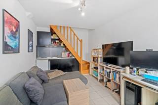 Indeling:Deze knusse stadswoning omvat op het gelijkvloers een leefruimte met open keuken. Het 1e verdiep beschikt over een badkamer met lavabo,...