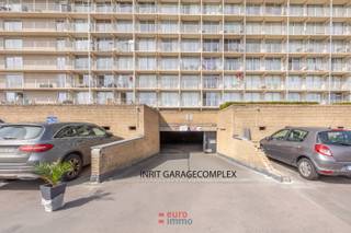 Garagebox ter huur op verdiep -1 in residentie Santhooft B. Afmetingen:- diepte: 5.57 m- breedte: 3 m- breedte poort: 2.80 m- hoogte poort: 1.83 m...