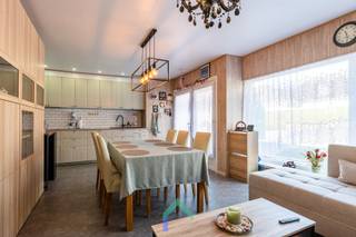 Algemeen<br />Deze recent gerenoveerde studio is gelegen in de Kasteelstraat in Tielt. De ligging is bijzonder gunstig, met winkels, horecazaken en andere voorzieningen op korte afstand. Dankzij de praktische ligging en indeling vormt deze eigendom een interessante opportuniteit voor wie op zoek is naar een instapklare woonst of een rendabele investering. Bovendien is er een garagebox inbegrepen, wat zorgt voor extra comfort.<br /><br />Indeling<br />Je komt binnen in de aangename leefruimte met open keuken. De open keuken sluit naadloos aan op de woonkamer en zorgt voor een gezellig en ruimtelijk gevoel. De studio beschikt over één slaapkamer. Daarnaast is er een badkamer voorzien, uitgerust met een douche, lavabo en toilet.<br /><br />Een bijkomende troef is de inbegrepen garagebox, die zorgt voor extra bergruimte en comfort.<br /><br />Varia<br />De studio werd recent gerenoveerd en is bijgevolg instapklaar. Dankzij de praktische indeling, de moderne afwerking en de inbegrepen garagebox is deze eigendom ideaal voor wie op zoek is naar een compacte woonst of een interessante investering.<br /><br />Troeven<br />*Recent gerenoveerd en instapklaar<br />*Praktische indeling met open keuken<br />*Garagebox inbegrepen<br /><br /><br />Interesse in deze recent gerenoveerde studio? Contacteer Loucka vandaag nog voor meer informatie of een bezoek.<br />📞 0469 44 27 57<br />📧 Loucka@gentill.be