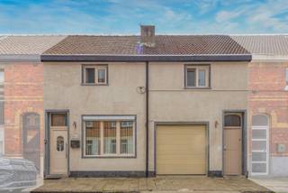 <p>Wie zoekt naar een woning met ruimte, flexibiliteit en tal van mogelijkheden? Dan is deze unieke eigendom in Wondelgem zeker een bezoek waard.<br /><br />Met maar liefst 5 slaapkamers en 2 badkamers is dit de ideale thuis voor grote gezinnen, samengestelde gezinnen of gezinnen met een zorgouder of inwonende (jong)volwassen kinderen.<br /><br />Een absolute troef is de enorme garage en opslagruimte, perfect voor wie nood heeft aan extra bergruimte, een hobbyruimte zoekt of een bijberoep wenst uit te oefenen.<br /><br />De veelzijdige indeling biedt tal van mogelijkheden om wonen en werken te combineren!<br />Buiten geniet u van een aangenaam zuidgericht terras, waar u de hele dag door kunt genieten van de zon in alle rust. De woning werd bovendien vernieuwd door de jaren heen, hedendaags comfort terwijl u nog steeds de mogelijkheid heeft om de woning verder naar eigen smaak en wensen in te richten.<br /><br />Troeven op een rij:<br />Uitzonderlijk groot woonvolume<br />5 ruime slaapkamers<br />2 badkamers, mogelijkheid voor 3 badkamers.<br />Ideaal voor grote gezinnen, kangoeroewonen of inwonende familieleden<br />Zeer ruime garage en opslagmogelijkheden<br />Zuidgericht zonneterras<br /><br />Een unieke opportuniteit! Contacteer Nele vandaag nog voor meer informatie of een bezoek ter plaatse via 0470 79 66 20 of nele@cornelis-goeman.be<br /><br />De opgegeven informatie en oppervlaktes zijn informatief en niet bindend.</p>