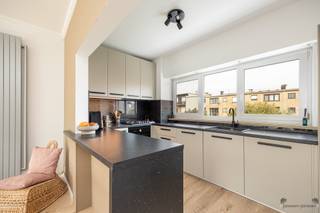 <p><span>Prachtige gezinswoning met moderne afwerking in rustige wijk van Stabroek.</span></p><p><span> </span></p><p><span>De woning wordt te koop aangeboden met een minimum-/instelprijs. Biedingen op of boven de prijs zijn toegelaten.</span></p><p><span> </span></p><p><span>Deze instapklare woning combineert licht, ruimte en hedendaags comfort op een perceel van 192 m². Met een bewoonbare oppervlakte van ca. 165 m² beschikt ze over drie slaapkamers, een moderne badkamer, ruime garage en onderhoudsvriendelijke tuin.</span></p><p><span>De open leefruimte baadt in natuurlijk licht dankzij grote raampartijen en vormt samen met de eetruimte een gezellige, uitnodigende plek. De </span><span>recent vernieuwde keuken</span><span> is een echte blikvanger: strak afgewerkt, voorzien van kwalitatieve toestellen, een centraal eiland en een </span><span>gasvuur met vijf kookzones</span><span> – perfect voor wie graag kookt.</span></p><p><span> </span></p><p><span>Op de begane grond bevindt zich ook een handige bijkeuken/wasruimte met toegang tot buiten. Boven zijn drie volwaardige slaapkamers en een moderne badkamer met alle comfort.</span></p><p><span>Buiten geniet u van een tuin met terras, ideaal voor ontspanning of speelplezier. </span></p><p><span>Een ruime oprit en garage zorgen voor extra gemak.</span></p><p><span> </span></p><p><span>Troeven:</span></p><ul><li><span>Recent vernieuwde keuken met eiland en gasvuur</span></li><li><span>Open, lichtrijke leefruimte</span></li><li><span>Drie slaapkamers, moderne badkamer en apart gastentoilet</span></li><li><span>Ruime garage</span></li><li><span>Onderhoudsvriendelijke tuin</span></li><li><span>Rustige, kindvriendelijke ligging nabij winkels, scholen en openbaar vervoer</span></li><li><span>Gunstig EPC B</span></li></ul><p><span>Met haar recente vernieuwingen, energiezuinige prestaties en evenwichtige woonindeling biedt deze woning een comfortabel en zorgeloos woonverhaal. </span></p><p><span>Een thuis waar kwaliteit en praktisch wonen hand in hand gaan.</span></p>