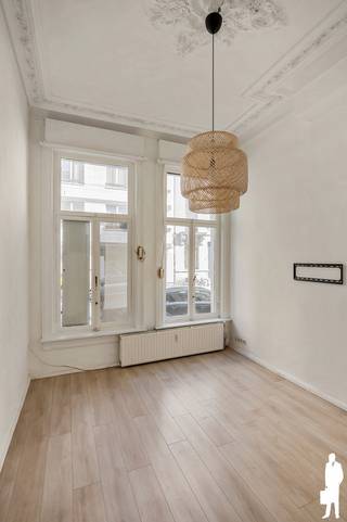 Gelijkvloers appartement in Antwerpen<br /><br />Op zoek naar een praktisch en betaalbaar appartement op een centrale locatie in Antwerpen? Dit appartement op de gelijkvloerse verdieping van de Goudbloemstraat 22 biedt een aangename woonruimte en is onmiddellijk beschikbaar.<br /><br />Het appartement beschikt over een lichtrijke leefruimte met hoge plafonds, een aparte ingerichte keuken met kookplaat, dampkap en dubbele spoelbak, een badkamer met douche, lavabo en wasmachine, en een afzonderlijke slaap-/woonruimte. Dankzij de neutrale afwerking en lichte vloeren heeft het appartement een rustige en verzorgde uitstraling.<br /><br />Gelegen in 2060 Antwerpen, met winkels, openbaar vervoer en andere voorzieningen in de nabije omgeving.<br /><br />GA NAAR WWW.DEBOERENPARTNERS.BE OM RECHTSTREEKS UW ONLINE AFSPRAAK IN TE PLANNEN<br /><br />Huurprijs: €700/maand<br />Vaste kosten: €125/maand<br />Beschikbaar: onmiddellijk<br />Verdieping: gelijkvloers<br />Een interessante investering voor wie op zoek is naar een verhuurd pand met meerdere afzonderlijke woonunits en een directe huuropbrengst.